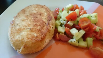 Für den Sommer perfekt: Salat mit gebackenem Camembert