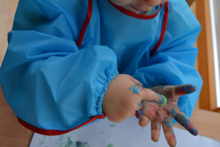 Fingerfarben und Malerkittel