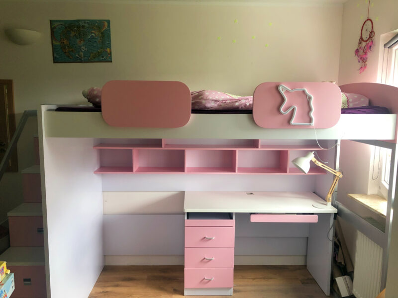 Leonies neues Hochbett mit viel Stauraum und einem eigenen Schreibtisch!