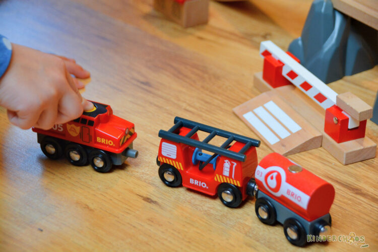 BRIO Feuerwehr Feuerwehrlöschzug Holzeisenbahn Kinderspielzeug Holzspielzeug