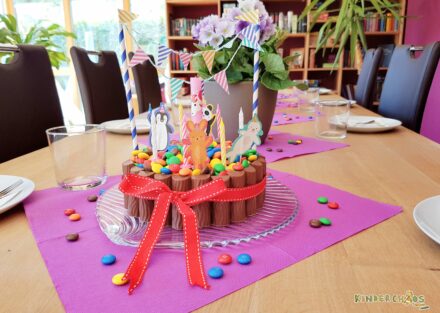 Eine kunterbunte Pool-Torte aus Schokolade für Leonies Poolparty