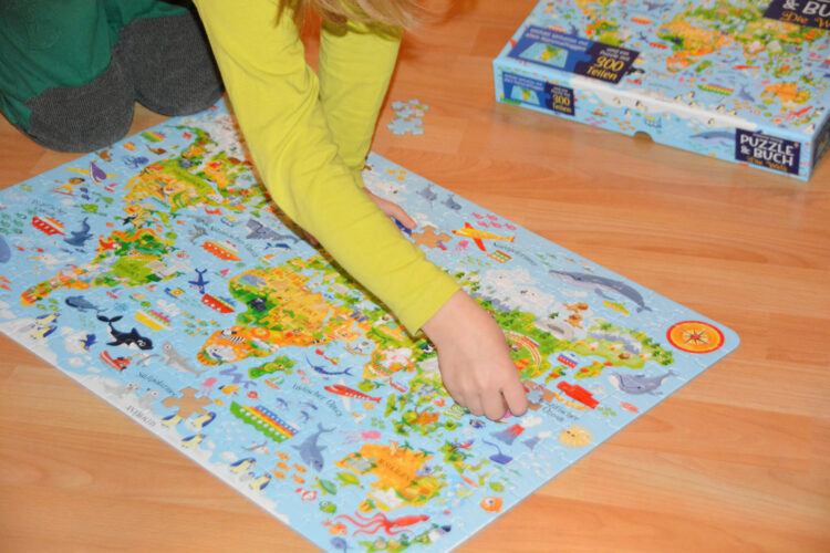 Kind puzzelt Weltkarte