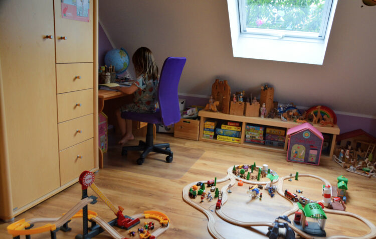 Kinderzimmer mit Holzspielzeug