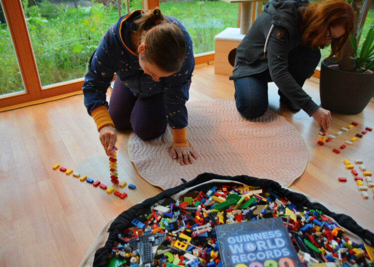 Familien-Weltrekord mit Legosteinen