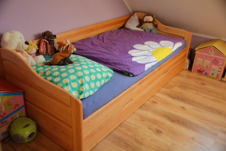 Kinderzimmer Kinderbett aus Holz