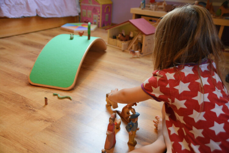 Holzspielzeug im Kinderzimmer