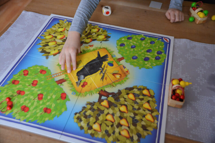 Obstgarten kooperatives Kinderspiel