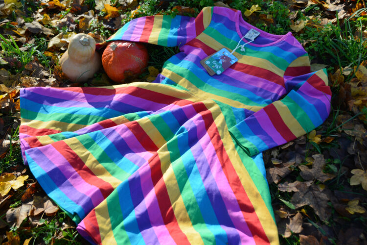 Frugi Sofia Drehkleid mit Tellerrock, bunt wie ein Regenbogen