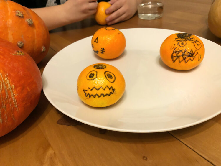 Halloween Kürbisse Mandarinen