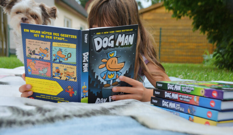 Kind liest Kindercomic Dog Man