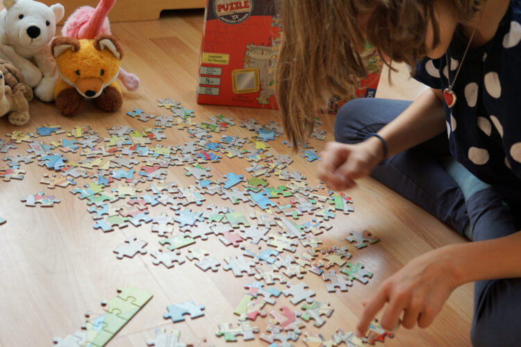 Puzzeln mit Kindern