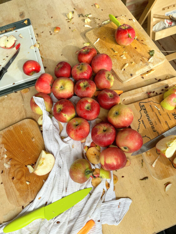 Äpfel klein schneiden